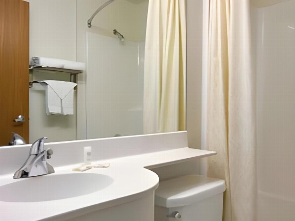 Americas Best Value Inn & Suites Racine image 25